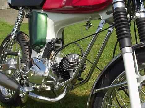 Yamaha 4 gear K1 - Midledtidlig tank, men skjolde og forlygte har den rigtige farve,. billede 13