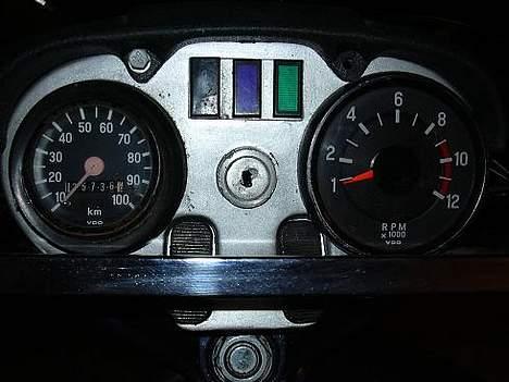 Puch Monza 4 Gears 75 CCM - de 2 instrumenter passer ikke helt sammen, men de 80 Km/t speedometer der findes som ligner omdrejningstælleren kan ikke vise topfarten ! billede 2