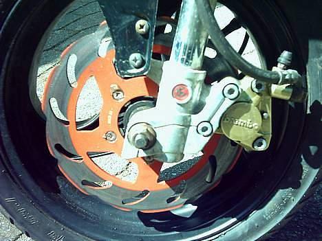 Piaggio Nrg mc3 SOLGT - Brembo kaliber, Metrakit bremseskive. Brembo kaliberen har ligget i sprit og er blevet renset totalt.  billede 3