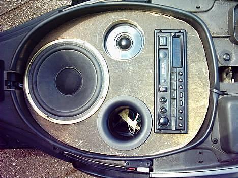 Piaggio Nrg mc3 SOLGT - Et par jamo enheder og en philps radio og så ellers fuld spade. pladen er i mellem tiden blevet sort...  billede 4