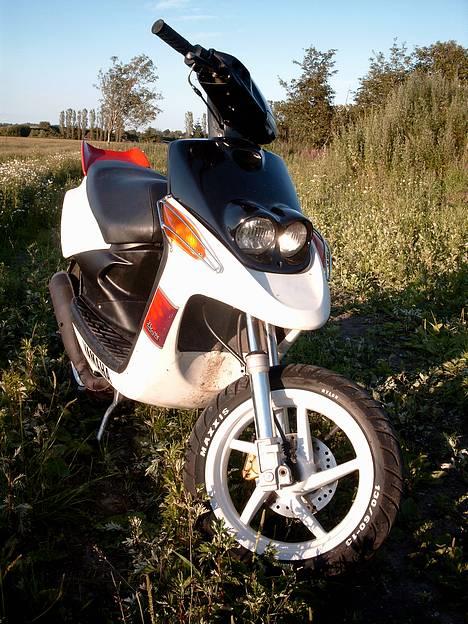 Yamaha SPY - Varioskjold lakeret hvid, skruer lakeret sorte, Cdspiller under sæde, powerfilter, varioskjold, fælge og skjold lakeret hvidt... billede 1