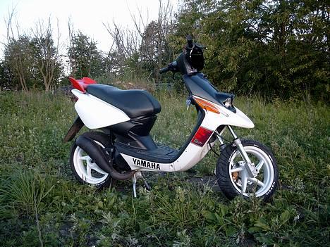 Yamaha SPY - Så er skjoldet blevet malet, ikke pænt, men er dog på og ensfarvet og er ikke kogt op af silicone... billede 3