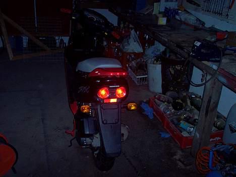 Honda SFX/  Red & Black  - tre røde Xlazers dioder som bremselys billede 7