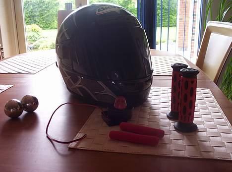 Gilera Stalker / Solgt - Så fik jem mine nye dele fra Scooter-shoppen.. Ja, man kan se min dejlige Bieffe hjelm =) Delene jeg fik var pro gripsene, sirene hornet og skumgummi til bremseklingerne. =D Der kommer billeder, når delene er monteret.. billede 6