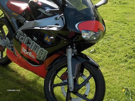 Aprilia RS50 [TOTAL SKADET] - Rødt TnT Racer gitter i indsugningshullet i fronten billede 3