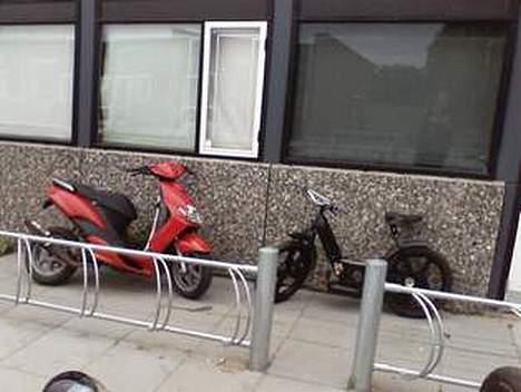 Vespa Ciao ® 1# Solgt ! - min vens jog r til venstre og min ciao til højre billede 11