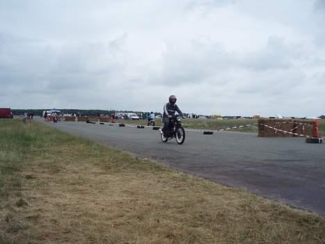 Puch Monza 125ccm. - Solgt - dhs 2006. banen var ikke lang nok. hehe. kunne bruge to gear derinde. nåde aldrig ud på de lange stykker. billede 9