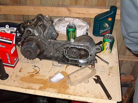 Yamaha jog fs projekt#STJÅLET# - tjaa... motor er igang med at skifte gearings leje... billede 16