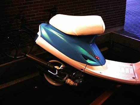 Yamaha Jog FS Perlemor - SÅDAN, fik fanget den mørkeblå perlemor, med grønt skær, og den rødlige i inderskjoldet forrest :D billede 17