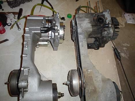 Piaggio Nrg mc3.. Race'ren - Den nye motor til venstre der har gået 500km. den gamle til højre har rundet 16000km, men fejlier intet hverken tappe eller noget... billede 3