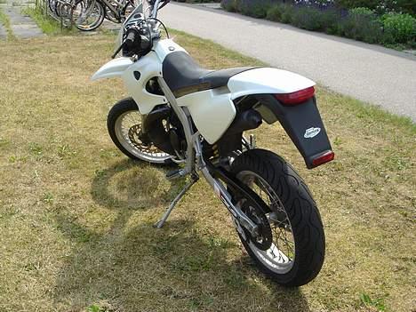 Derbi Senda SM SOLGT - Skal ha kortet bagskærmen af, lige under lygten billede 8