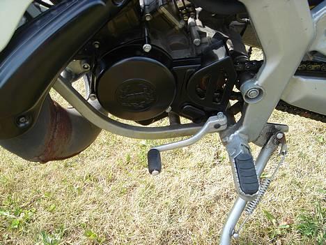 Derbi Senda SM SOLGT - Næsten alle skjolde og kæde/køler skærm er lakeret blank sort billede 9