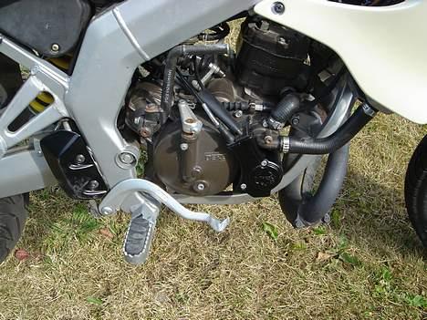 Derbi Senda SM SOLGT - Næsten alle skjolde og kæde/køler skærm er lakeret blank sort billede 11