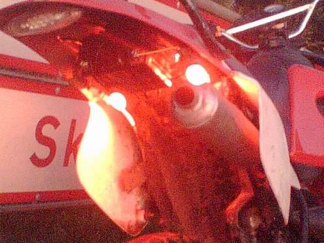 Suzuki byttet til jog 100 ccm   - neon nice hhe med indbygget batteri ....taget med mobil... billede 9