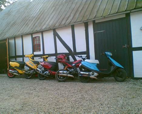 Yamaha Jog LC (Solgt) - 2 Minutter inden traileren blev læsset til DHS 2006!.. Først fra Venstre Simon B´s Neos Lc, Min Jog Lc, Troels´s Sonic Lc, Foged´s Street magic DD Evo og Fausing´s Jog Evo Ac!.. God forsamling!.. billede 9