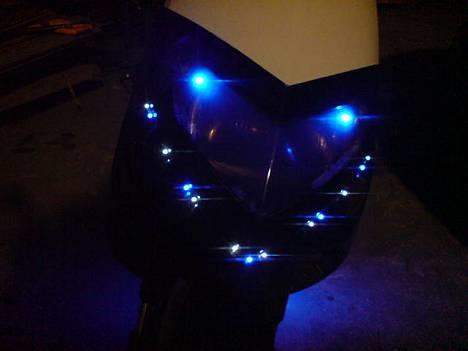 Suzuki Estilete - fik lige sat nogle dioder på:) de hvide kan også tændes for sig selv. til kørerlys.... billede 1