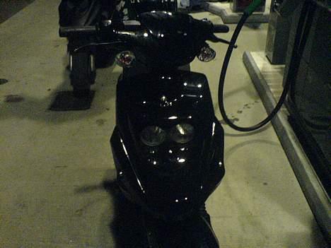 PGO Hot 50 [SOLGT] - Nat på en tank station billede 6