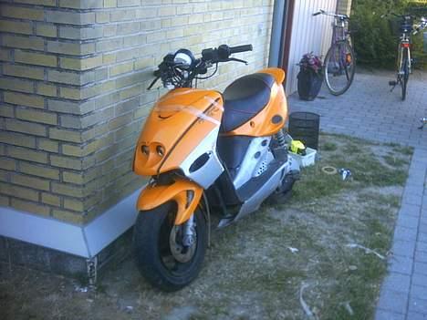 Malaguti Firefox F15 - forenden, hvor tumperne også har revet frontskjoldet af! jeg har kun lige sat tape på nu, så i kunne se formen på maskinen :) billede 2