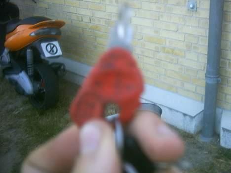 Malaguti Firefox F15 - nøglen til den!!!!! ved ikke om man kan se det, men nederst i venstre hjørne er der et M som står for: MALAGUTI!!! billede 11