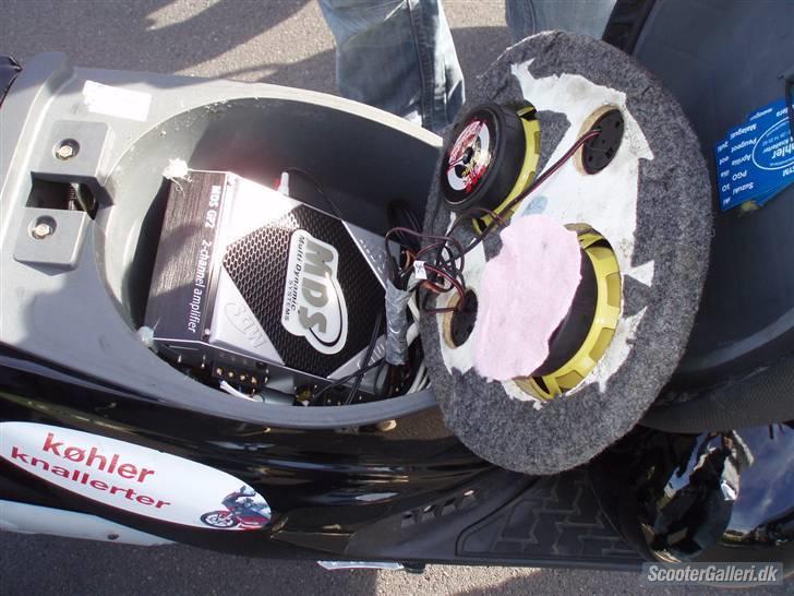 PGO hot 50 solgt til simon  - min til højer og kasper e her inde fra til venster med hans speed figt 2  billede 15