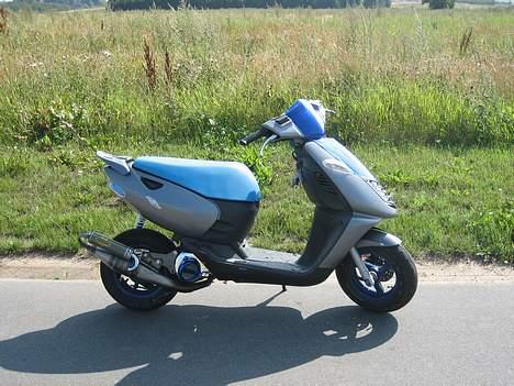 Aprilia Sonic - Uhh :) dejlig sommerdag sammen med Malthe, 3 måneder efter jeg købte den tror jeg , fået en lille smule tun på og sådan :D hehe billede 2