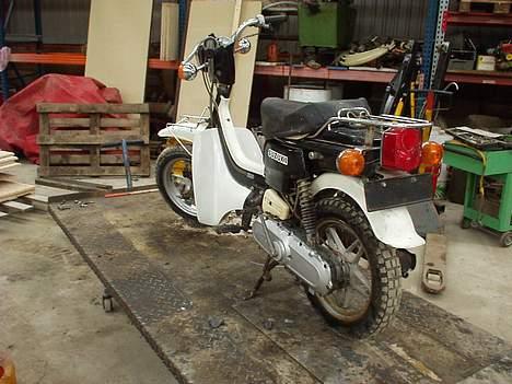 Suzuki FZ 50 - Fra en skrå side. har pusset vildt meget på den. billede 2