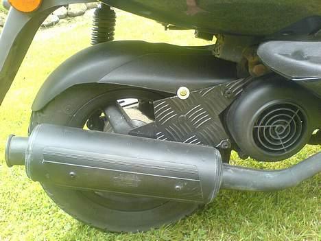 Aprilia Sonic - Til Salg - Ved godt den ene skrue er grim til , men den anden blev væk da jeg havde udstødningen af. Skal nok få den malet sort engang q: billede 6