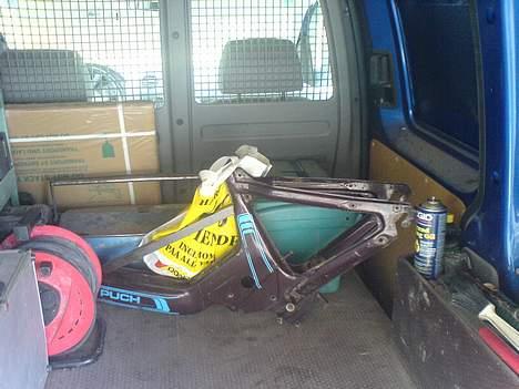 Puch maxi k (projekt) - tværstang svejst på og på vej til at blive sandblæst og blive pulverlakeret. billede 11