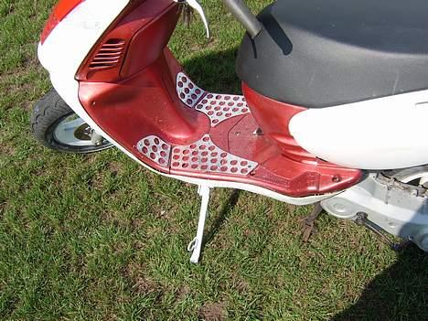 Aprilia Sonic. SOLGT - hvidt sidestøtte ben billede 6