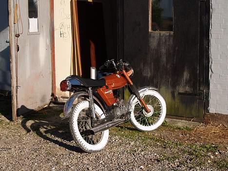 Puch monza SOLGT! - HAHA Min far gik lige amok med en pensel..og malede mine dæk.. billede 11