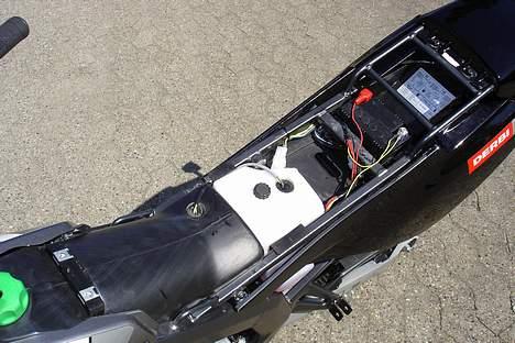 Derbi senda SM50.  SOLGT. - Et billed fra under sædet billede 7