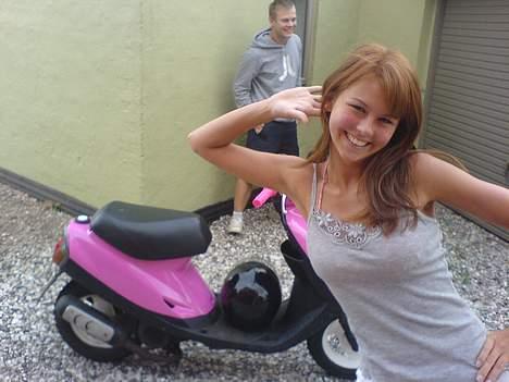 Yamaha Jog AS Solgt 8600 kr - Ja ja.. Vicki er sååå sej.. NOT!! haha.. Kun joggen er sej :D Lille Raller K i baggrunden :P de 2 kærester er IKKE seje! billede 8