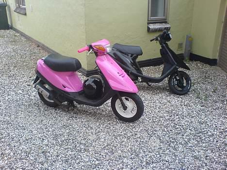 Yamaha Jog AS Solgt 8600 kr - Jaa.. Den er lyserød.. :P Rasmus K ´s i baggrunden :) http://www.scootergalleri.dk/html/gal_visbil.asp?ID=77763 billede 9