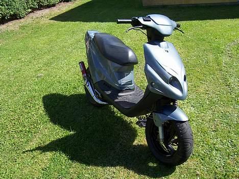 PGO Hot 50 - SOLGT - Der var så mit første knækrør på den scooter.. Hebo New Performer ´06 i chrom.. Fås ikk mer.. Kunne ellers være fedt men panzerne tog det sq.. billede 6