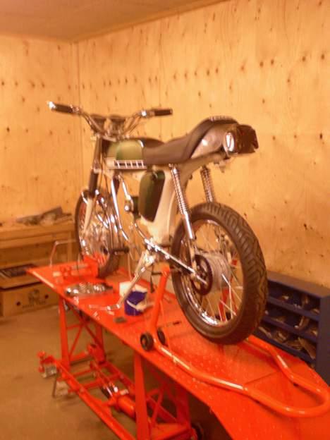Yamaha 4 gear K1 - Inde i vores dejlige nye værksted, pappa, bror og jeg byggede det selv.. billede 19