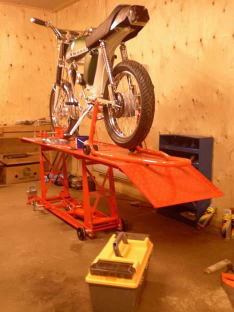 Yamaha 4 gear K1 - Se lige min nye lift, og bagsvinger holder.. fik den i fødselsdags gave, og skal også bruges når den fremtidige mc skal smides op på den.. billede 20