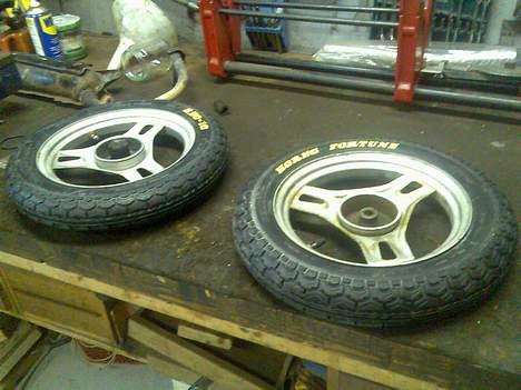 Honda Melody (SOLGT) - Nye dæk med malet skrift (gul detalje) billede 4