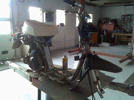 Honda Melody (SOLGT) - Mens den er under ombygning.. og er malet..  billede 5