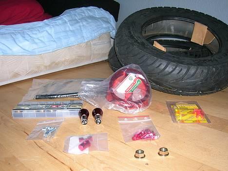 Honda Sfx - Solgt - Skruer til vario og kobling, skrue ved bagbremsekabel, røde skruer til plastik, nylonstyr til Malossi vario, udstødningsbolte, røde baglygtepærer, rullesæt med 6,5g, 7,5g, 8,5g og 9,5g, rød grisetryne, speedometerkabel og dæk billede 12