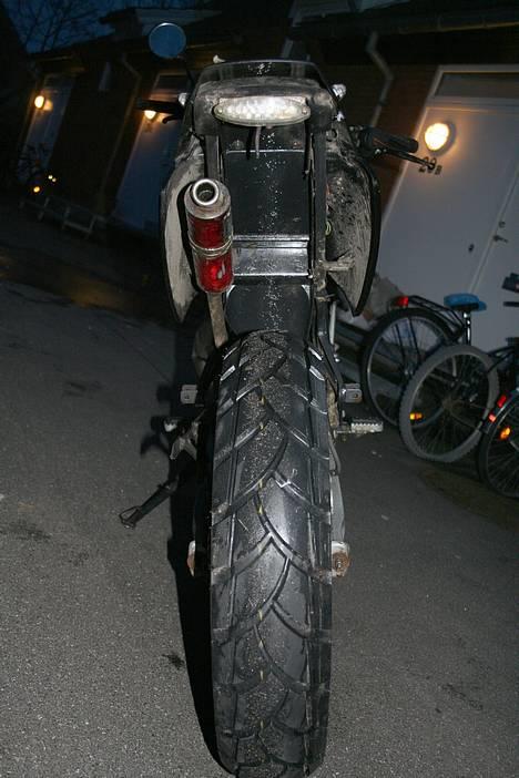 Derbi Senda Extreme SM LC DD - det dejlige michelin dæk =) fuck det klæber nice til asfalten ! =) billede 4