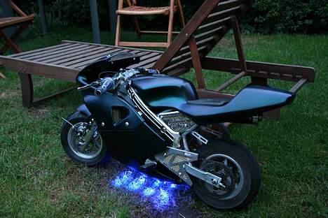 MiniBike Bandit CUSTOM - solgt - Dioderne (kl 21:15) .. lyser for sygt godt.. læg også mærke til hvor blå bikeen pludselig er ;) billede 15