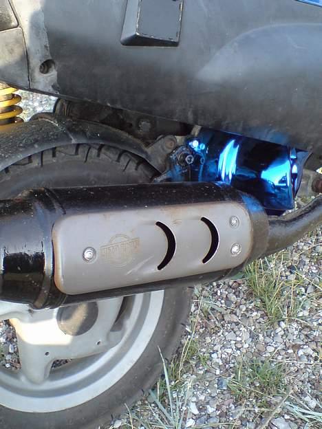 Piaggio Zip Sport 70 ccm - Udstødningen og det metallic blå blæserhus billede 4