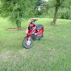 PGO Hot 50 nakket a panserne