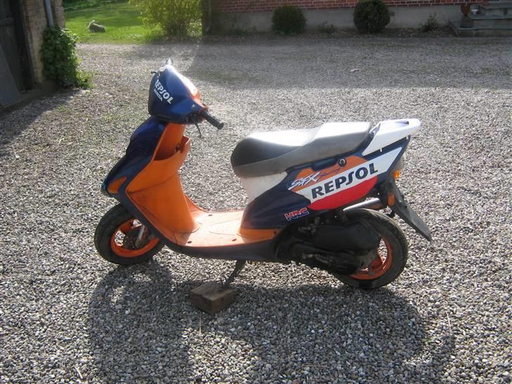 Honda SFX  - Honda´en fra venstre side. Den er klodset op på en klods, for man lidt bedre kan se den. billede 5