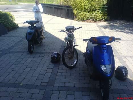 Yamaha Jog space - med vennerne ude at køre den helt til venstre køre 110 og den i midten kører 65 og min kører 60m en kan godt nå op på 65 billede 7