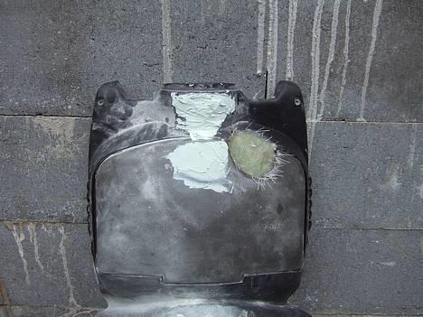 Aprilia Sonic - inderskjold.. stelnr "plade" er spartlet væk, handskerum bliver også spartlet væk og tændings hul bliver også spartlet væk. billede 8