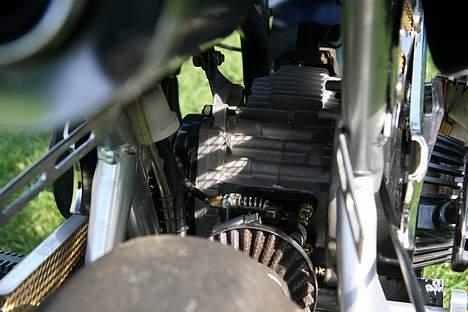 MiniBike Bandit CUSTOM - solgt - Et kig ind til Honda motoreren på 49cc ... (med standard filter) billede 17