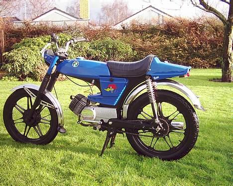 Puch Monza 3-gear  - Jada. Sådan så den ud før i tiden efter jeg lige havde overtaget den. Den "RØV" Der er på der er knækket og det er såmen grunden til at den ikke er på mere billede 9