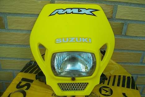 Suzuki RMX  solgt for 3.5 kilo - sysn selv a fronten på en rmx er for fed med lidt alu gitter. mangler bar loi 2 blå dioder der ska sætte i de to "åbne" huller billede 11