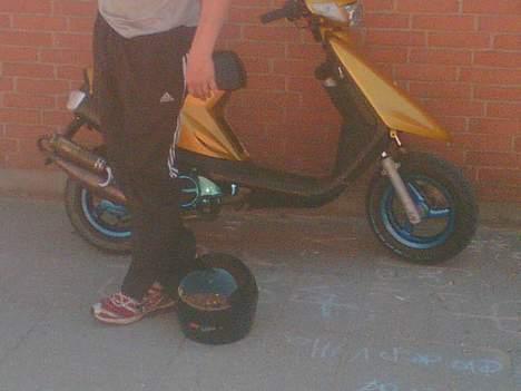 Yamaha JoG | golden chicka:b - der hvidt inderskjold, paneler, trinbræt, og speedo skjold på nu.. + en del mere gejl!!! billede 15